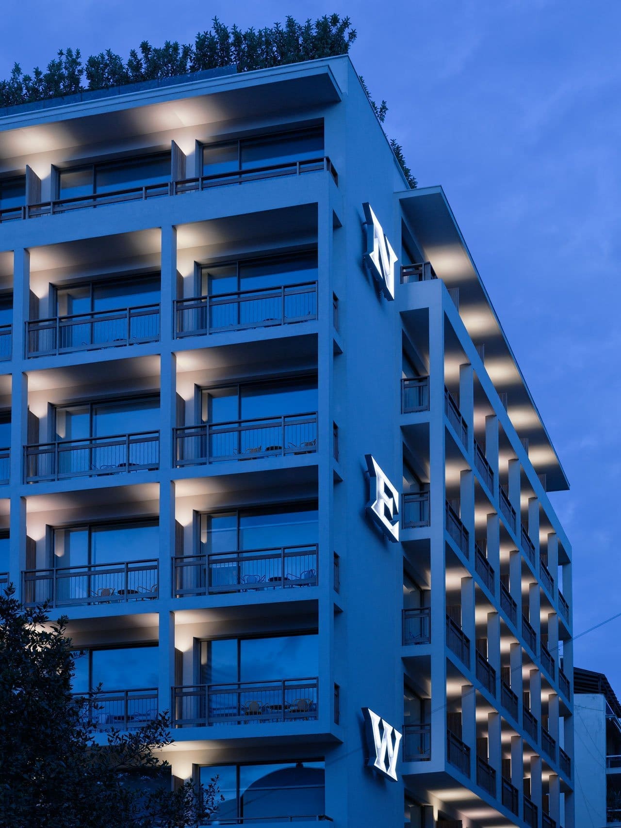 Supply of all the deco lights in the rooms and deco objects in the public areas